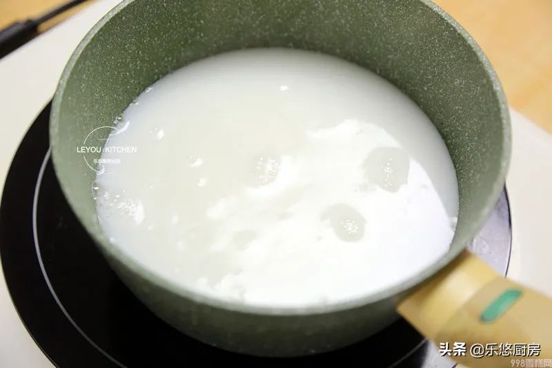 小時候常吃的老冰棍，在家做很簡單，用牛奶、糖、糯米粉就可以做,想吃可以學(xué)(8)